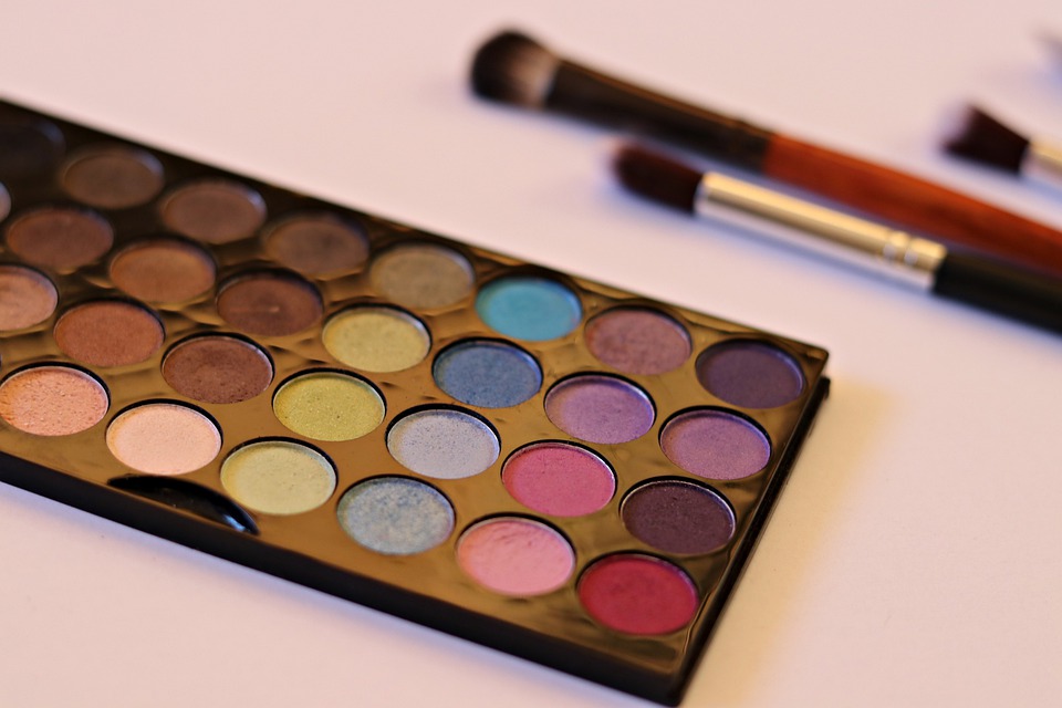 Les étapes pour un maquillage de soirée réussi
